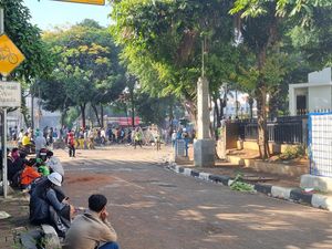 Situasi Terkini di Sekitar Mako Brimob Kwitang: Petasan Meledak-Halte Terbakar