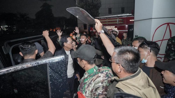 Gubernur DIY Sri Sultan Hamengku Buwono X saat tiba di Polda DIY di tengah aksi demo, Jumat (29/8/2025).
