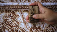 Kain Complongan setelah melalui proses pelapisan lilin siap diberi pewarna alami. Setiap motif dikerjakan dengan ketelitian tinggi. Foto: ANTARA FOTO/Dedhez Anggara