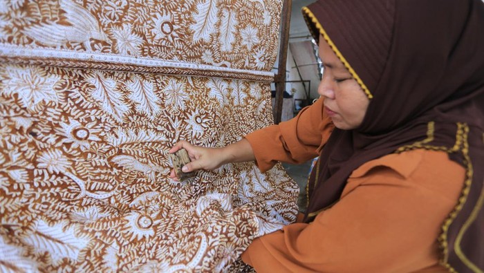 Teknik Complongan, Warisan Batik Indramayu yang Unik dan Bernilai Tinggi Pembatik menyelesaikan pesanan batik dengan teknik Complongan di workshop Batik Indra Desa Terusan, Sindang, Indramayu, Jawa Barat, Jumat (29/8/2025). Complongan merupakan suatu teknik melubangi kain batik dengan deretan jarum dan dilakukan sebelum kain diwarnai menggunakan pewarna alam setelah kain dilapisi lilin hingga menghasilkan motif khas (Complongan) yang dijual Rp150.000 hingga Rp5.000.000 per lembarnya terrgantung motif dan tingkat kerumitan. ANTARA FOTO/Dedhez Anggara/rwa.