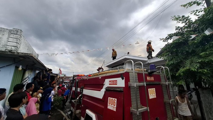Tim saat memadamkan kebakaran rumah di Lubuklinggau.