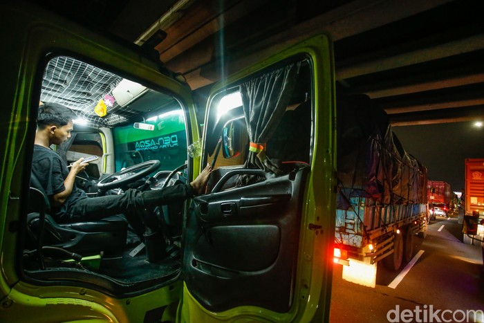 Tol Lumpuh, Sopir Istirahat Keluar Mobil Sejumlah sopir truk beristirahat di tengah Tol Kedoya, Jakarta Barat, Sabtu (30/8/2025).
Kemacetan yang berujung pada tidak bergeraknya arus lalu lintas di dalam Tol imbas ditutupnya Tol dalam kota.