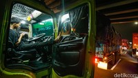 Hal ini berimbas pada kendaraan yang berada di dalam tol tak dapat bergerak dan menunggu arus kembali normal.