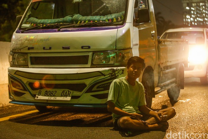 Tol Lumpuh, Sopir Istirahat Keluar Mobil Sejumlah sopir truk beristirahat di tengah Tol Kedoya, Jakarta Barat, Sabtu (30/8/2025).
Kemacetan yang berujung pada tidak bergeraknya arus lalu lintas di dalam Tol imbas ditutupnya Tol dalam kota.