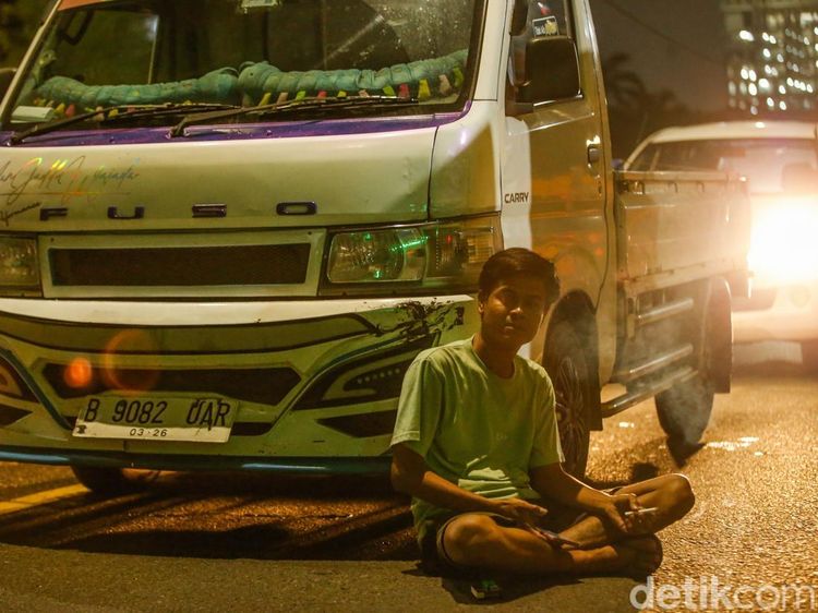 Tol Lumpuh, Sopir Istirahat Keluar Mobil