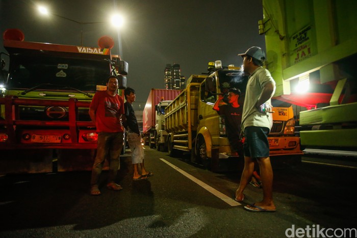 Tol Lumpuh, Sopir Istirahat Keluar Mobil Sejumlah sopir truk beristirahat di tengah Tol Kedoya, Jakarta Barat, Sabtu (30/8/2025).
Kemacetan yang berujung pada tidak bergeraknya arus lalu lintas di dalam Tol imbas ditutupnya Tol dalam kota.