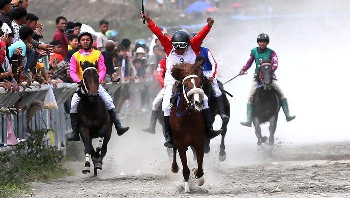 Tradisi Pacuan Kuda Gayo Jadi Pesta Rakyat di Aceh Para joki saling memacu kuda pada kejuaraan kuda tradisional di lapangan HM Hasan Gayo, Blang Bebangka, Aceh Tengah, Aceh, Sabtu (30/8/2025). Pesta rakyat pacuan kuda tradisional yang dilaksanakan secara rutin setiap tahun oleh masyarakat di dataran tinggi Gayo itu diikuti 219Β kuda dari 11 kabupaten dan kota di provinsi Aceh. ANTARA FOTO/Irwansyah Putra/sgd