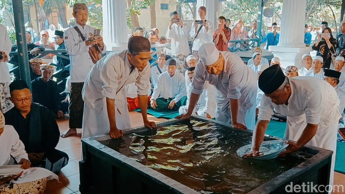 Tradisi Siraman Panjang di Keraton Kasepuhan.