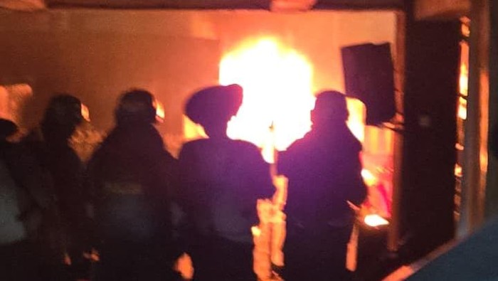 Truk Dalmas Polres Jaktim dibakar. (Dok. ist)