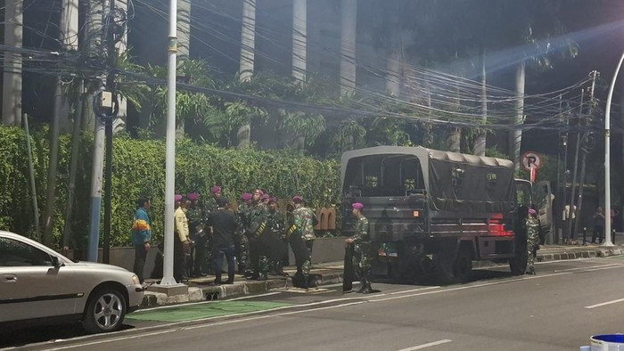 Truk Marinir turunkan pasukan untuk berjaga di NasDem Tower, Jakarta Pusat pada Sabtu (30/8/2025).