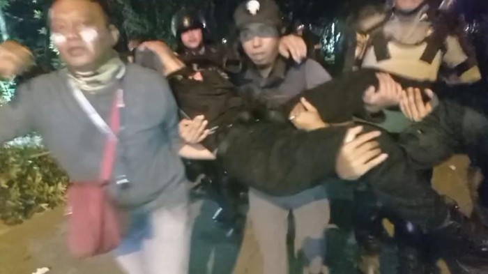 Dua jurnalis di Kota Pontianak, Kalimantan Barat (Kalbar) viral membopong anggota Brimob Polda Kalbar yang terluka. Aksi spontan itu terjadi saat meliput demo massa di Bundaran Tugu Digulis Untan, Jumat (29/8) petang.