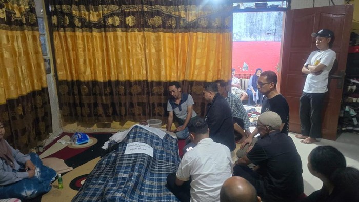 Wali Kota Makassar Munafri Appi Arifuddin melayat ke rumah duka staf DPRD Makassar, Abay, yang meninggal dalam insiden kebakaran.