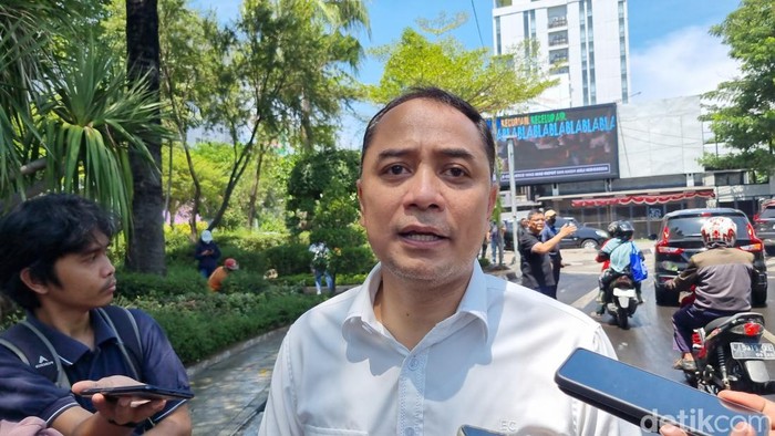 Wali Kota Surabaya Ery Cahyadi saat mengecek pembersihan jalan pasca-demo ricuh semalam.