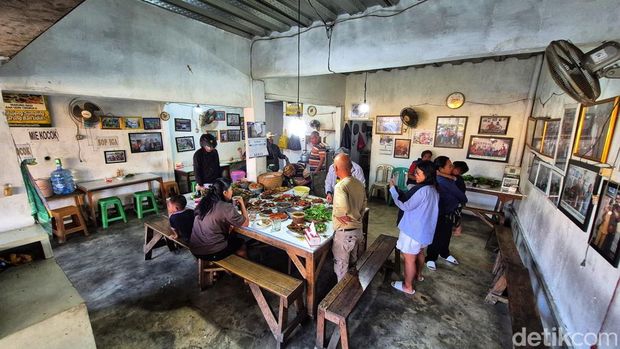 Warung Abah Udin di Sukabumi.