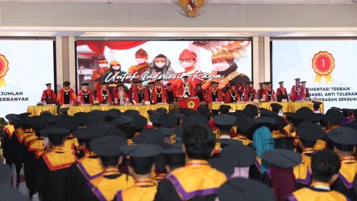Acara wisuda Untag Surabaya