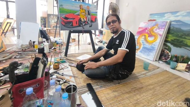 Ade saat sedang membuat lukisan di Majalengka Creative Center