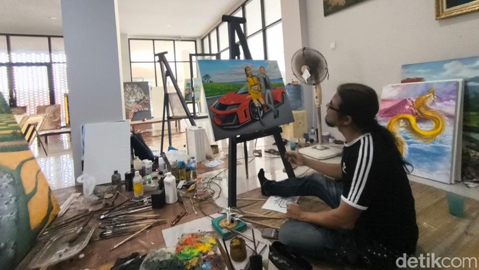 Ade saat sedang membuat lukisan di Majalengka Creative Center