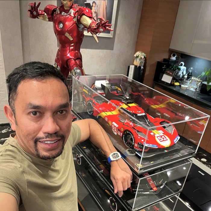 Ahmad Sahroni dengan koleksi diecast