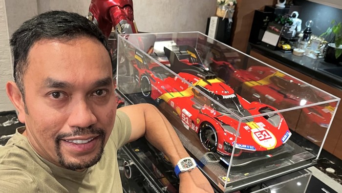 Ahmad Sahroni dengan koleksi diecast