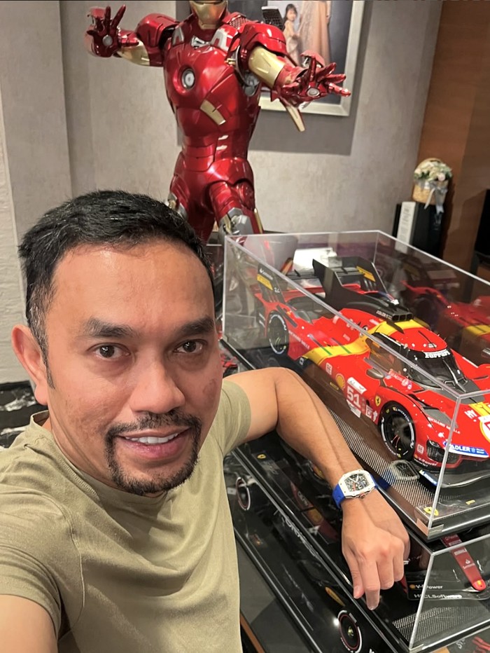 Ahmad Sahroni dengan koleksi diecast Ahmad Sahroni dengan koleksi diecast