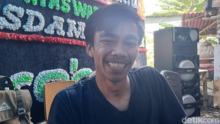 Ahmad, sepupu korban Rusdamdiansyah alias Dandi yang tewas dikeroyok massa demo di Makassar gegara dituduh intel.