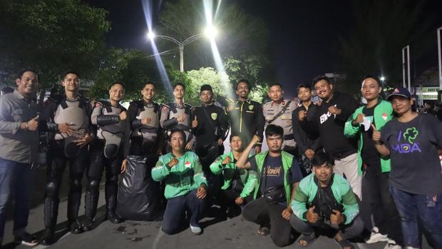 Aksi damai bela Affan Kurniawan di Polres Dumai berlangsung tertib dan diwarnai tabur bunga, Sabtu (30/8/2025).