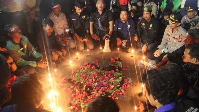 Aksi damai bela Affan Kurniawan di Polres Dumai berlangsung tertib dan diwarnai tabur bunga, Sabtu (30/8/2025).