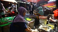 Harga bahan pokok juga dilaporkan stabil, meski beberapa komoditas mengalami kenaikan kecil menjelang awal bulan. Pedagang menyebut pasokan dari distributor tetap lancar sehingga stok aman.