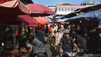 Sejumlah pedagang mengaku sempat khawatir pasca kerusuhan yang melanda beberapa kawasan di Jakarta. Namun, hingga Minggu pagi, tidak ada gejolak yang memengaruhi jalannya aktivitas pasar.
