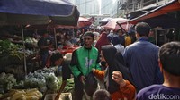 Aktivitas jual beli berlangsung lancar, mulai dari pedagang beras, sayur, hingga kebutuhan dapur lainnya. Warga tetap datang berbelanja untuk memenuhi kebutuhan harian tanpa gangguan berarti.