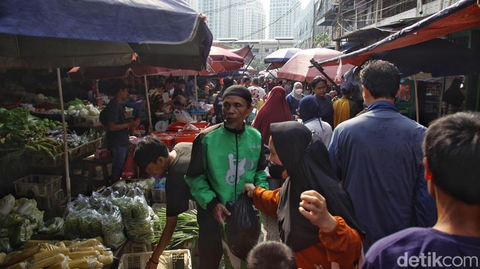 Aktivitas Pasar Sembako Kebayoran Berjalan Normal Para pedagang sembako beraktivitas di Pasar Kebayoran, Jakarta Selatan, Minggu (31/8/2025). Suasana pasar tetap normal meski Jakarta sempat memanas akibat kerusuhan di sejumlah titik.