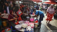 Para pedagang sembako beraktivitas di Pasar Kebayoran, Jakarta Selatan, Minggu (31/8/2025). Suasana pasar tetap normal meski Jakarta sempat memanas akibat kerusuhan di sejumlah titik.