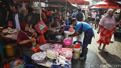 Aktivitas Pasar Sembako Kebayoran Berjalan Normal