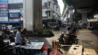 Kondisi kondusif ini membuat warga merasa tenang untuk tetap berbelanja. Pasar Kebayoran menjadi salah satu titik penting distribusi kebutuhan pokok di Jakarta Selatan yang hingga kini masih berjalan normal.