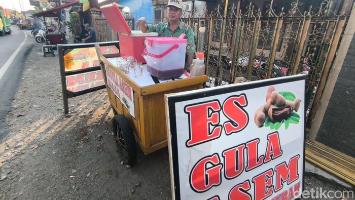Anang Sunandar saat berjualan es gula asem