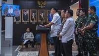Sjafrie menegaskan bahwa Presiden Prabowo Subianto memerintahkan TNI dan Polri untuk tetap solid dan bekerja sama demi menjaga keamanan serta kenyamanan masyarakat. ANTARA FOTO/Galih Pradipta