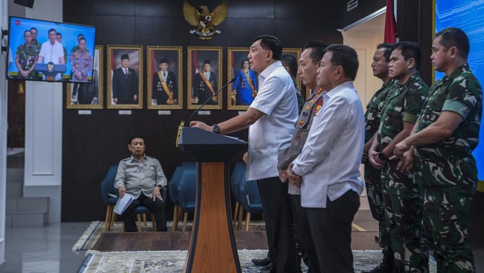 Aparat Diminta Presiden Bersikap Tegas Atasi Pembakaran dan Penjarahan Menteri Pertahanan Sjafrie Sjamsoeddin (ketiga kiri) didampingi Panglima TNI Jenderal TNI Agus Subiyanto (kiri), KSAU Marsekal TNI M. Tonny Harjono (kedua kiri), KSAL Laksamana TNI Muhammad Ali (ketiga kanan) KSAD Jenderal TNI Maruli Simanjuntak (kedua kanan), Kapolri Jenderal Pol Listyo Sigit Prabowo (kanan), menyampaikan keterangan pers usai mengikuti Sidang Paripurna Kabinet Merah Putih di Kantor Presiden, Jakarta, Minggu (31/8/2025). Menhan menegaskan, bahwa Presiden Prabowo Subianto memerintahkan kepada Polri dan TNI untuk tetap solid dan bekerja sama dalam melaksanakan tugas dalam mencapai keamanan dan kenyamanan bagi masyarakat Indonesia serta untuk tidak ragu-ragu mengambil langkah yang terukur dan tegas atas pelanggaran hukum yang terjadi seperti pembakaran gedung pemerintahan, penjarahan rumah pribadi hingga pengrusakan fasilitas umum. ANTARA FOTO/Galih Pradipta/bar