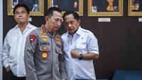 Koordinasi antara TNI, Polri, dan BIN diharapkan memastikan situasi tetap terkendali. Masyarakat diimbau untuk tetap tenang dan menyerahkan penegakan hukum kepada aparat berwenang. ANTARA FOTO/Galih Pradipta