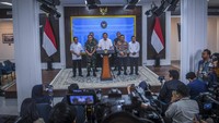 Ia menekankan aparat tidak boleh ragu mengambil langkah yang terukur dan tegas terhadap pelanggaran hukum, termasuk pembakaran gedung pemerintahan, penjarahan rumah pribadi, dan pengrusakan fasilitas umum. ANTARA FOTO/Galih Pradipta