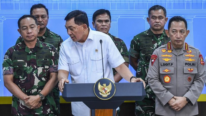 Aparat Diminta Presiden Bersikap Tegas Atasi Pembakaran dan Penjarahan Menteri Pertahanan Sjafrie Sjamsoeddin (ketiga kiri) didampingi Panglima TNI Jenderal TNI Agus Subiyanto (kiri), KSAU Marsekal TNI M. Tonny Harjono (kedua kiri), KSAL Laksamana TNI Muhammad Ali (ketiga kanan) KSAD Jenderal TNI Maruli Simanjuntak (kedua kanan), Kapolri Jenderal Pol Listyo Sigit Prabowo (kanan), menyampaikan keterangan pers usai mengikuti Sidang Paripurna Kabinet Merah Putih di Kantor Presiden, Jakarta, Minggu (31/8/2025). Menhan menegaskan, bahwa Presiden Prabowo Subianto memerintahkan kepada Polri dan TNI untuk tetap solid dan bekerja sama dalam melaksanakan tugas dalam mencapai keamanan dan kenyamanan bagi masyarakat Indonesia serta untuk tidak ragu-ragu mengambil langkah yang terukur dan tegas atas pelanggaran hukum yang terjadi seperti pembakaran gedung pemerintahan, penjarahan rumah pribadi hingga pengrusakan fasilitas umum. ANTARA FOTO/Galih Pradipta/bar