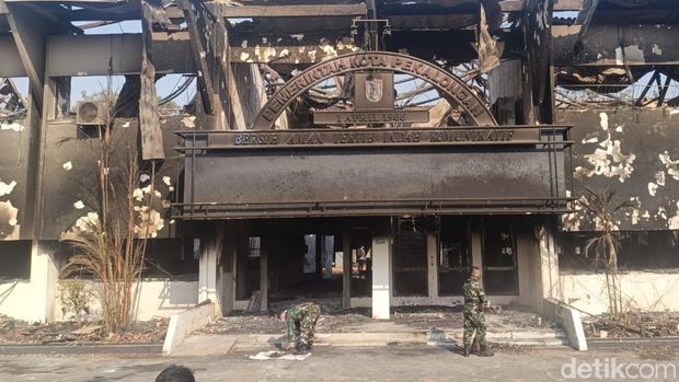 Penampakan kerusakan di area perkantoran Setda Pekalongan yang rusak dibakar massa, Minggu (31/8/2025).