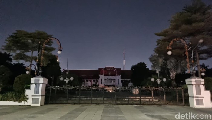 Suasana Balai Kota Surabaya gelap gulita