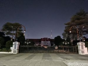 Balai Kota Surabaya Gelap Gulita Malam Hari Imbas Demo Anarkis