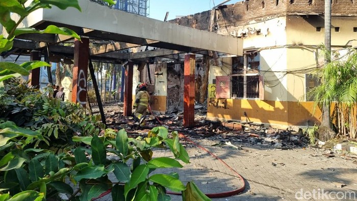 Polsek Tegalsari terbakar imbas kericuhan aksi unjukj rasa pada (30/08)