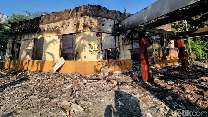 Polsek Tegalsari terbakar imbas kericuhan aksi unjukj rasa pada (30/08)