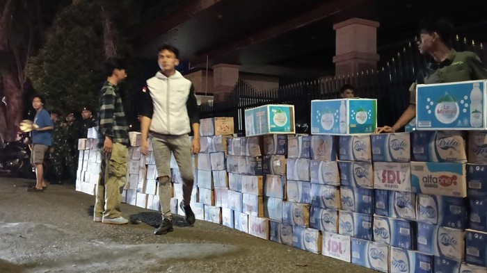 Bantuan donasi air minum dan makanan ringan sudah mulai tiba di DPRD Sumsel