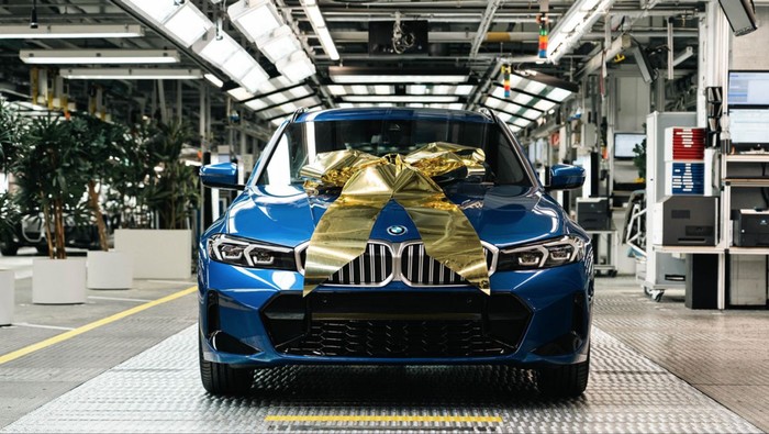 BMW Seri 3 PHEV yang notabene mobil elektrifikasi ke 3 juta baru saja diproduksi dan dikirim ke konsumen.