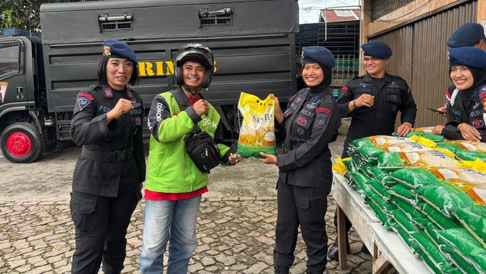 Brimob Polda Riau menggelar gerakan pangan murah, 2 ton beras ludes terjual.