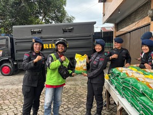 Brimob Polda Riau Gelar Gerakan Pangan, Salurkan 2 Ton Beras Murah