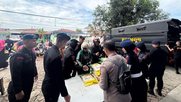 Brimob Polda Riau menggelar aktivitas pangan murah, 2 ton beras ludes terjual.